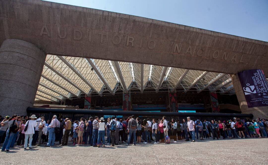El Gran Remate de Libros del Auditorio Nacional inició con un gran aforo. 
