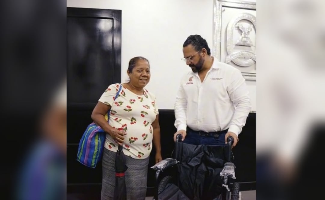 Alcalde de Coatzacoalcos promociona a Morena al entregar silla de ruedas; PRI denunciará ante instancias electorales.
Foto: Especial.