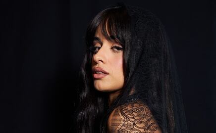 El look de Camila Cabello con minifalda y blazer oversize