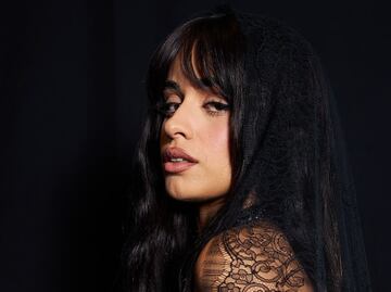 El look de Camila Cabello con minifalda y blazer oversize