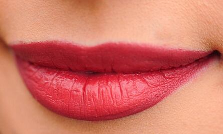 Mujer creada por IA engaña a usuarios de app de contenido pago