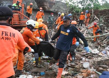 Suman al menos 9 muertos y 10 desaparecidos tras deslizamiento de tierra en Indonesia