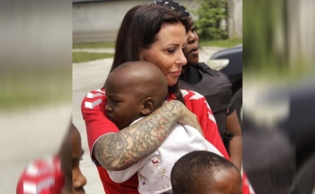 La mujer que salva a los "niños brujos" de la tortura y la muerte en África