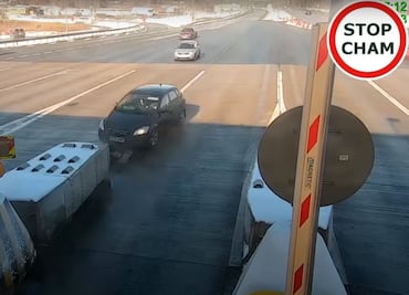 En video: Conductor sufre fuerte accidente en caseta de cobro, sale ileso y se da a la fuga