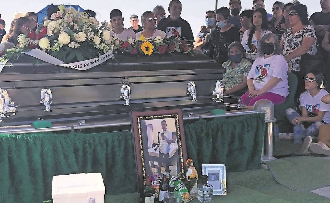  Los cuerpos de Gustavo Pérez Beriles, Jonathan Aguilar Sánchez y Gustavo Ángel Suárez Castillo, tres de los cinco jóvenes que murieron la madrugada del domingo en Nuevo Laredo, Tamaulipas, fueron sepultados este miércoles con la presencia de familiares y