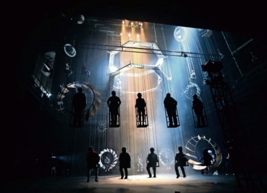 La obra de teatro inmersiva que verás sobre un columpio