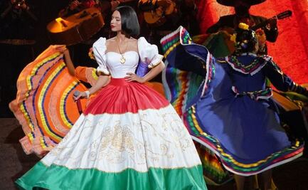 Ángela Aguilar luce vestido blanco coquette en Premios Lo Nuestro