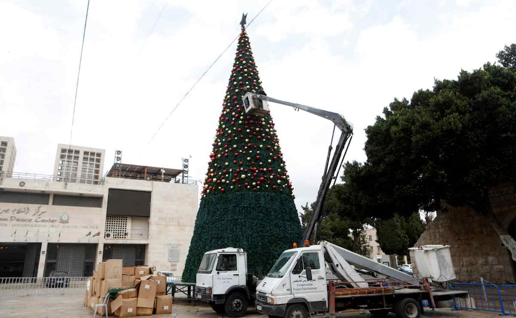 Imagen del 25 de noviembre de 2025 de la instalación de un árbol de Navidad en la plaza del Pesebre, en la ciudad cisjordana de Belén previo a la temporada navideña. . (Xinhua/Mamoun Wazwaz)