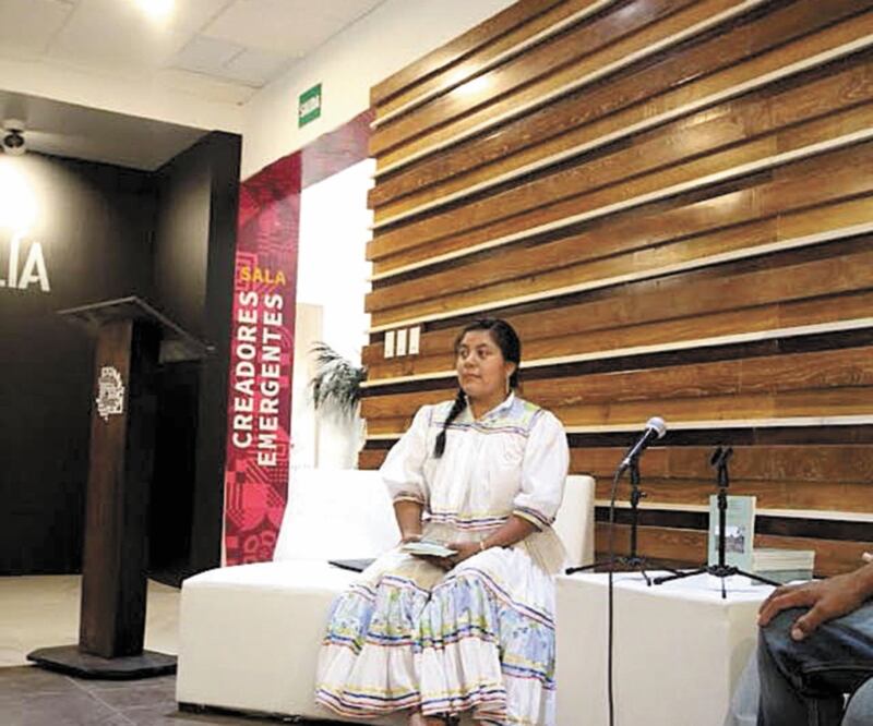 La escritora Flor Esther Morales es la traductora de "El llano en llamas", que sería la segunda obra de literatura universal transcrita al rarámuri. Foto: SECRETARÍA DE CULTURA DE CHIHUAHUA