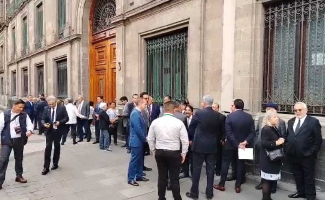 Líderes sindicales esperan entrar a Palacio Nacional para sostener un encuentro con la presidenta Claudia Sheinbaum. Foto: Captura de pantalla