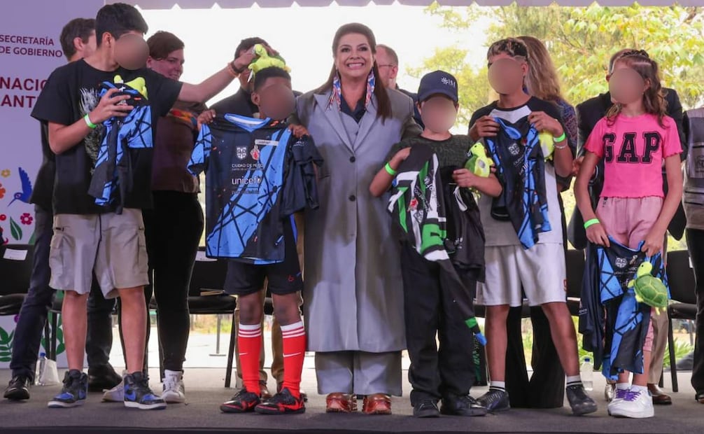 Brugada Molina encabezó la entrega de artículos deportivos a niños del equipo de fútbol de la Casa de Asistencia a la Movilidad Humana, González Bocanegra.
Foto: Especial.