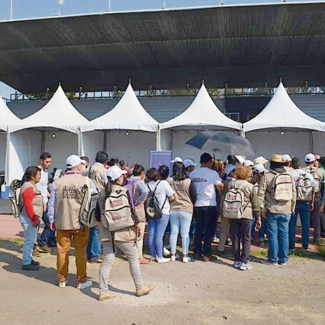 Albergue. El INM habilitó una oficina móvil dentro del Estadio Jesús Martínez Palillo para apoyar a migrantes. ESPECIAL