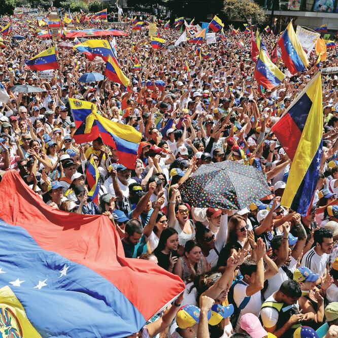 Cientos de opositores al régimen de Nicolás Maduro se manifestaron ayer en Venezuela, en el marco del Día de la Juventud. MANAURE QUINTERO. REUTERS