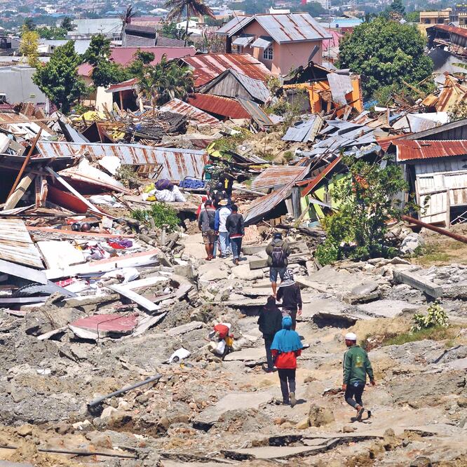 Residentes de Palu, Indonesia, regresaron a sus casas derrumbadas para salvar sus pertenencias después de que un terremoto y un tsunami azotaran el área. (OLA GONDRONK. AFP)
