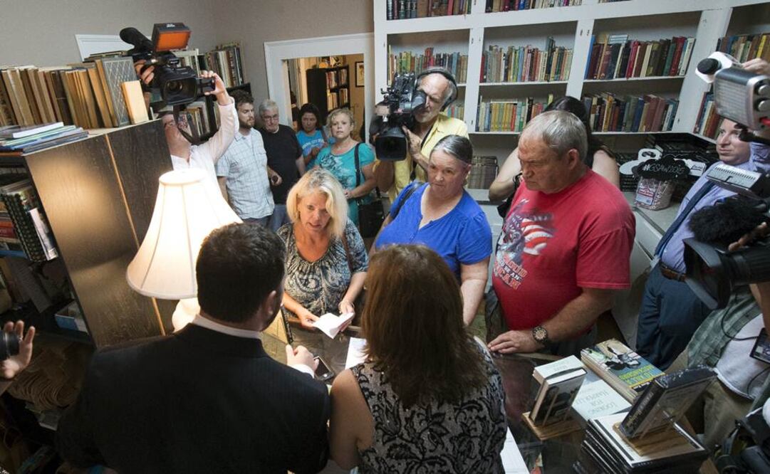 Más de 200 personas hicieron frente al clima húmedo del verano para comprar el libro a medianoche en Ol' Curiosities & Book Shoppe. FOTO: Michael Spooneybarger/REUTERS.