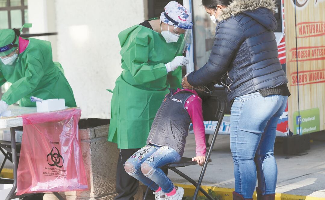 Valeria fue llevada por su madre Claudia a que le practicaran una prueba Covid, ya que, según la mamá de la niña, tuvo contacto con un caso positivo. Sentada en una silla y con la cabeza inclinada, sintió molestia por el hisopo. Foto: JORGE ALVARADO