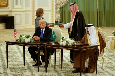 Trump sella relación con Arabia Suadí con acuerdo militar multimillonario