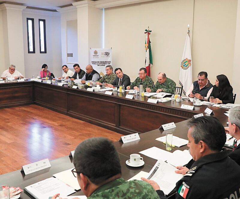 El mandatario local Cuitláhuac García participó en la sesión de la Mesa de Seguridad para la Construcción de la Paz. Foto/Especial