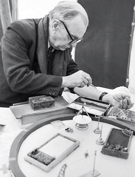 “Profesor” Len Tomlin alimentando a sus pulgas con su propia sangre, como muchos otros “profesores” solían hacer. Foto: ESPECIAL/BizzarroBazar.