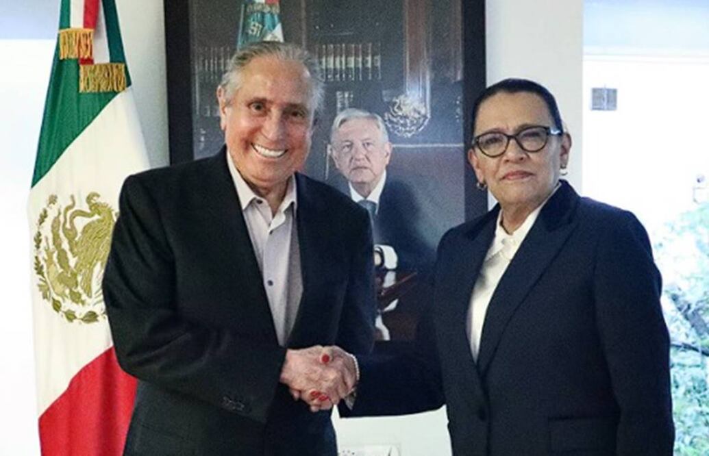 La secretaria de Seguridad, Rosa Icela Rodríguez, y el líder nacional de la FSTSE, Joel Ayala. Foto: Especial