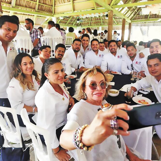 La maestra Elba Esther Gordillo encabezó una comida el sábado pasado a la que asistieron dirigentes magisteriales que en más de 20 estados coordinan los trabajos de Redes Sociales Progresistas. TOMADA DE FACEBOOK
