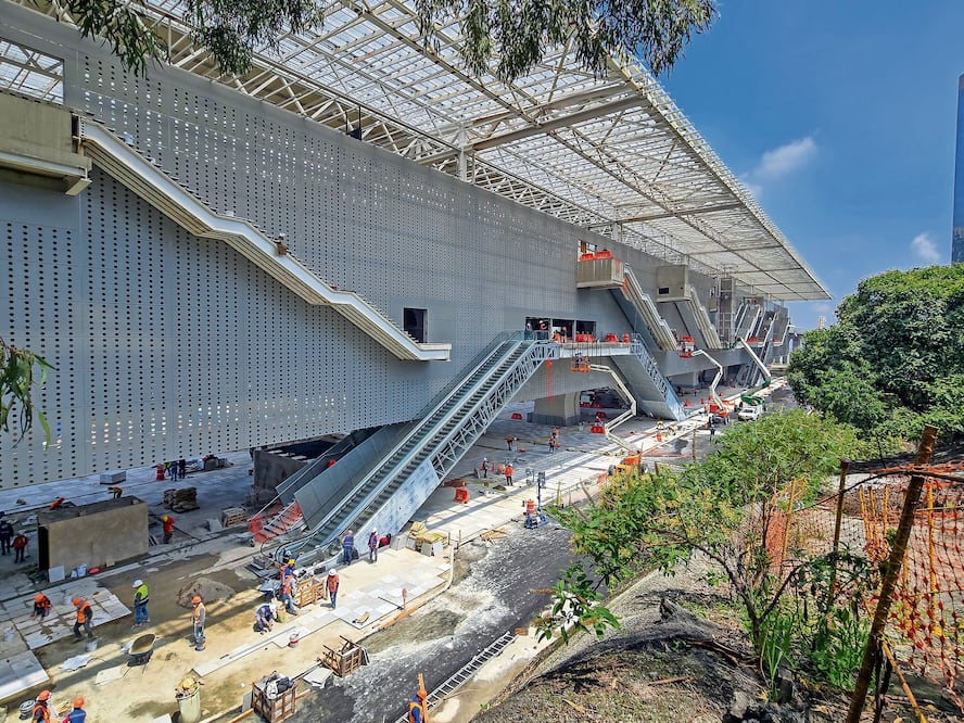En un recorrido de EL UNIVERSAL se observó a cientos de trabajadores intervenir diversas secciones de la estación Santa Fe. Foto: de Jorge Medellín