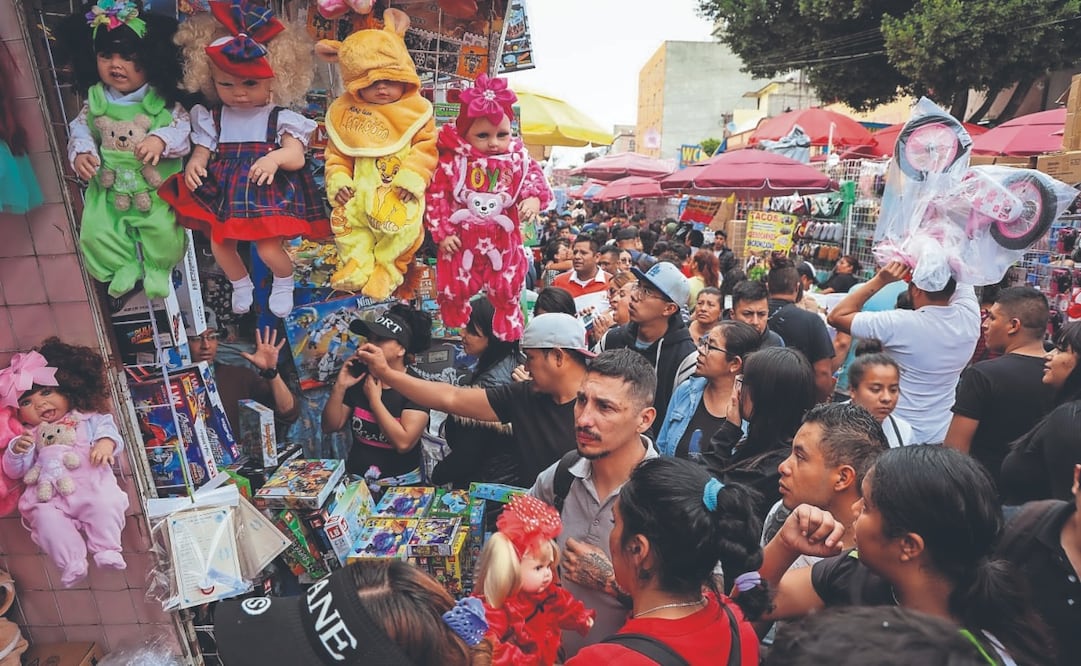 En el Barrio de Tepito se vio a los ayudantes de los Reyes Magos con grandes bolsas en la espalda y bicis al hombro; todos buscando los mejores precios. Foto: de LUIS CAMACHO. EL UNIVERSAL