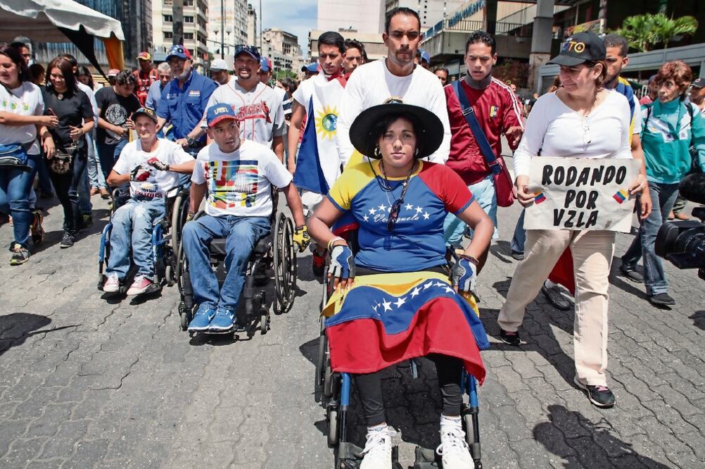 Partidarios de la oposición llegan, en silla de ruedas, desde el estado de Lara a la ciudad de Caracas, para participar en la marcha de hoy (BORIS VERGARA. XINHUA)