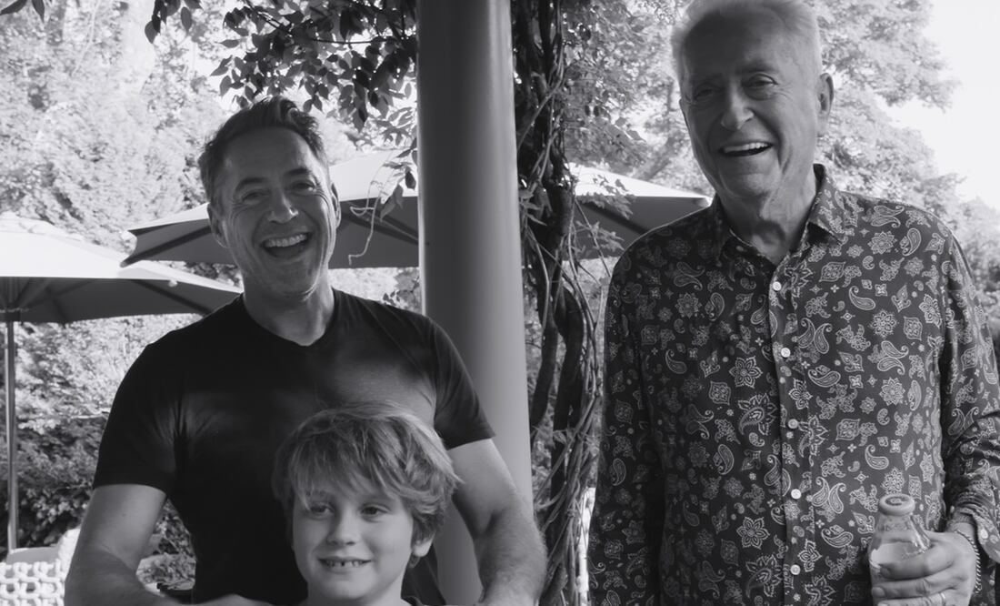 Robert Downey Jr., de izquierda a derecha, su hijo Exton Elias Downey y su padre, Robert Downey Sr., del documental "Sr". Foto: Netflix Vía AP, Archivo El Universal