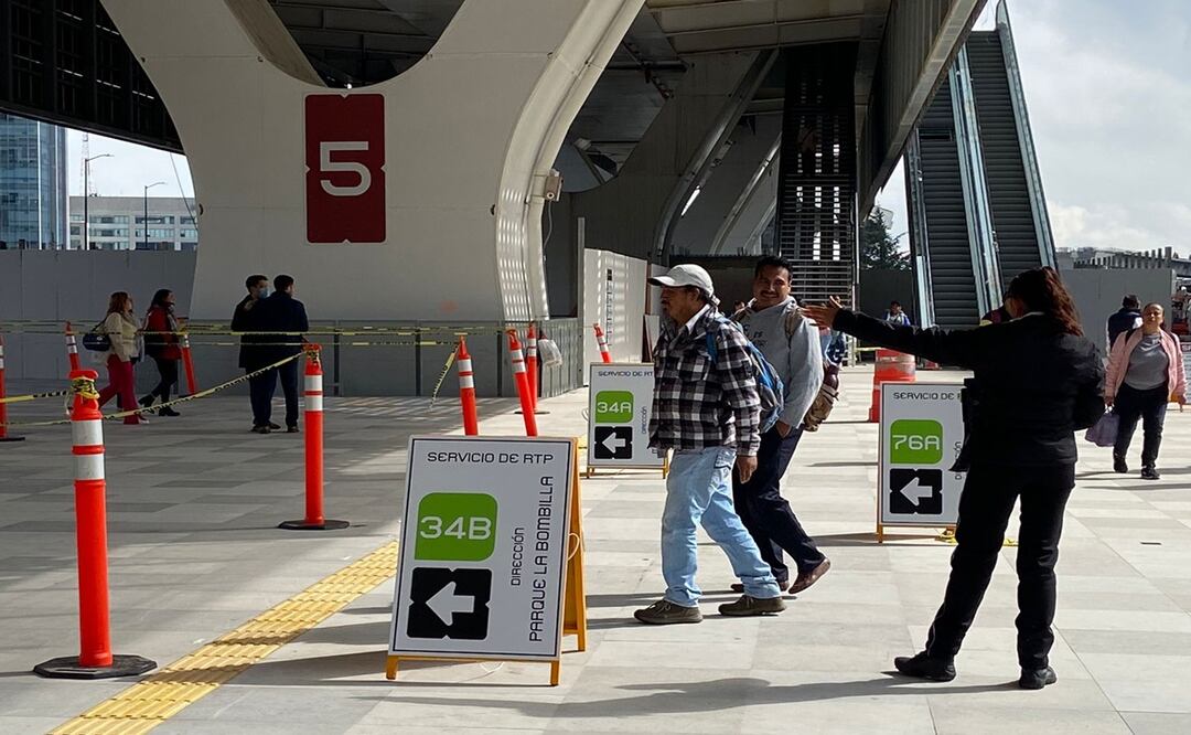 Confusión y falta de señalización marcan primer día laboral en la estación Santa Fe del Tren Interurbano México-Toluca. Foto: Juan Carlos Williams