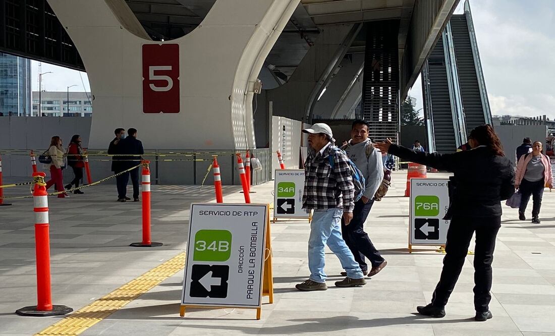 Confusión y falta de señalización marcan primer día laboral en la estación Santa Fe del Tren Interurbano México-Toluca. Foto: Juan Carlos Williams