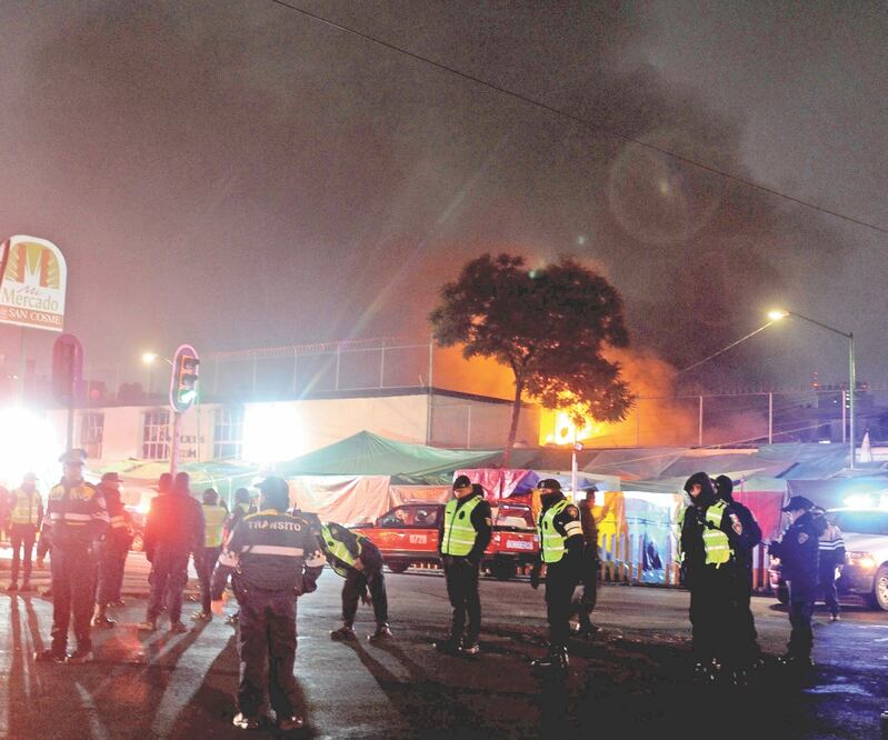 El siniestro comenzó aproximadamente a las 05:30 horas del domingo, de acuerdo con locatarios del inmueble. LUIS CARBAYO. CUARTOSCURO