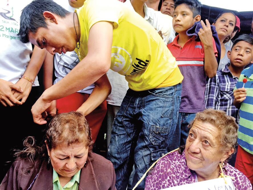 Un total de 14 maestros, en dos acciones diferentes, fueron obligados a portar cartulinas con mensajes denigrantes por parte de miembros de diversas organizaciones sociales que apoyan a la CNTE (FREDY MARTÍN. EL UNIVERSAL)