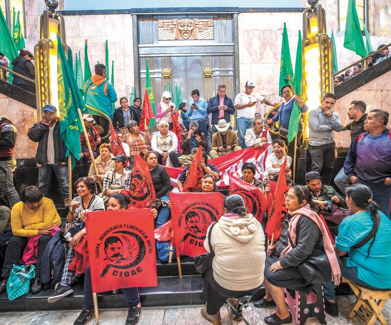 El pasado 10 de diciembre, organizaciones campesinas expresaron su desacuerdo con la obra de Fabián Cháirez en Bellas Artes al bloquear la entrada y salida del recinto. Foto: ARCHIVO EL UNIVERSAL