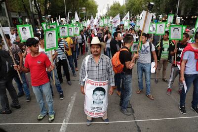 Inicia marcha de padres de los 43 hacia el Hemiciclo a Juárez