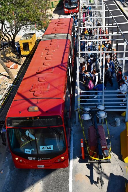 Esta estación es temporal, quizá le pongan una lona de techo, dijo trabajadora. Foto: Abril Angulo / EL UNIVERSAL