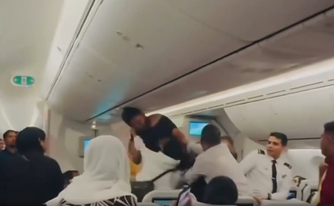 Pasajeros protagonizaron una pelea a golpes en pleno vuelo de Bangladesh a Londres. Foto: Tomada de video vía @GlobalNetw33