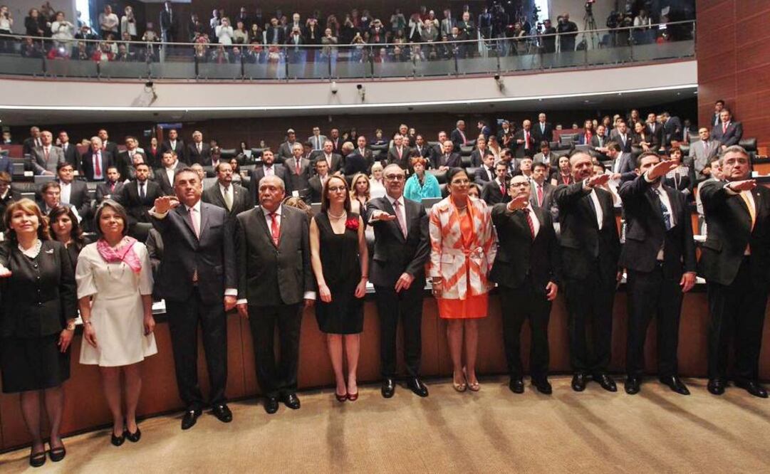 Toma de protesta del embajador Carlos Sada (sexto de izq. a der.) y 12 cónsules (Foto: Tomada de Twitter  @SRE_mx)