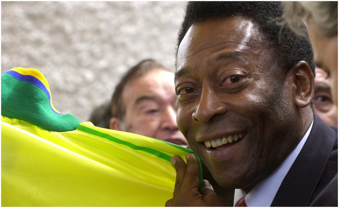 Pelé con una playera de Brasil en Pachuca / FOTO: AP