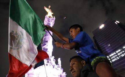 Galería: Aficionados mexicanos festejan la obtención de la Copa Oro en el Ángel de la Independencia