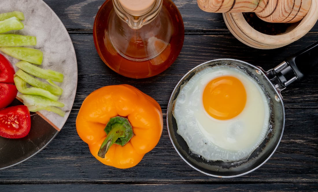 El vinagre puede convertir a los huevos en un platillo de gran textura y sabor. Foto: Freepik
