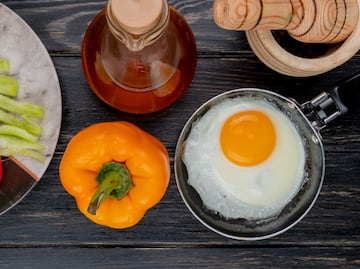 Para qué sirve poner vinagre en la sartén al freír huevos