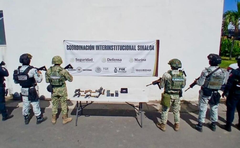 Elementos de seguridad resguardaran armamento tras nuevo cateo en el centro penitenciario de Culiacán (27/10/2025). Foto: Especial