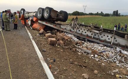 Vuelca camión de cervezas en Guanajuato 
