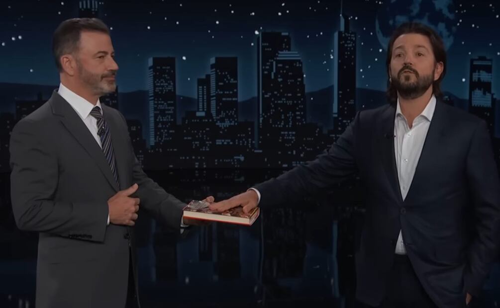 Diego Luna y Jimmy Kimmel durante el programa "Jimmy Kimmel Live!". Foto: archivo