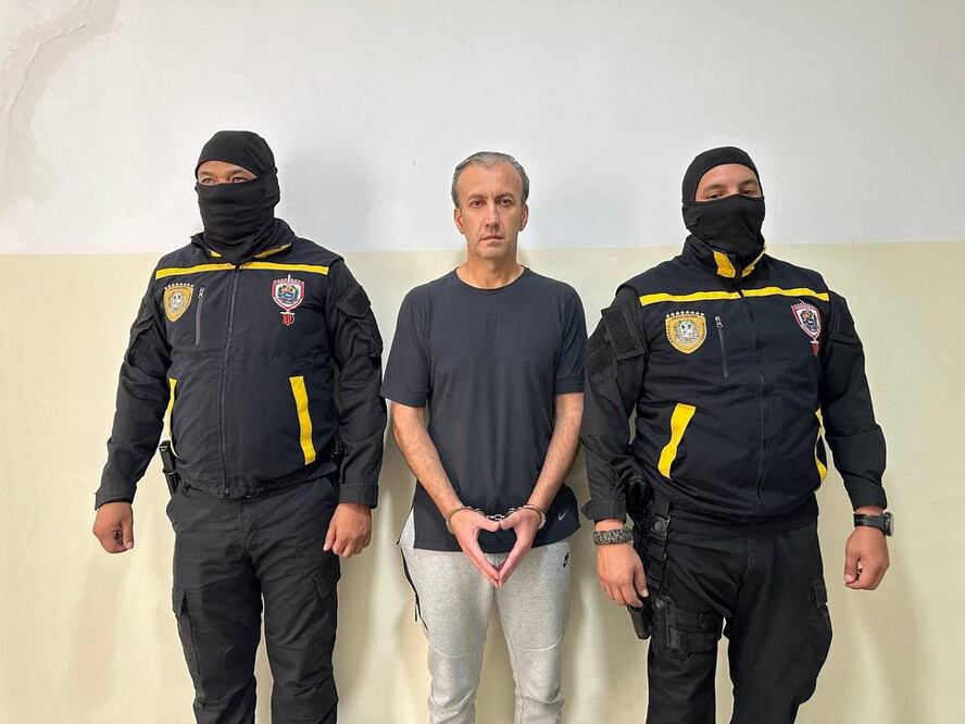 Esta foto difundida por el Ministerio Público de Venezuela el 9 de abril de 2024 muestra al ex ministro de Petróleo venezolano Tareck El Aissami (C) detenido por miembros de la Policía Nacional Anticorrupción. FOTO: AFP
