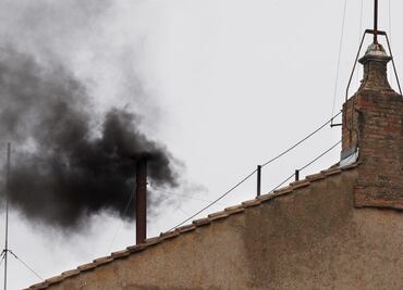 Nueva fumata negra en el cónclave; cardenales siguen sin ponerse de acuerdo para escoger nuevo Papa
