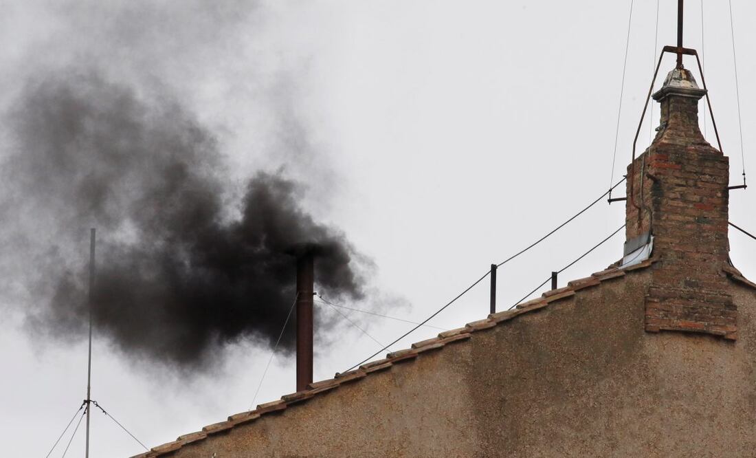 Humo negro saliendo por la chimenea de la Capilla Sixtina mientras los cardenales votan en el segundo día de cónclave para elegir un papa en la plaza de San Pedro del Vaticano, el miércoles 13 de marzo de 2013. Foto: AP