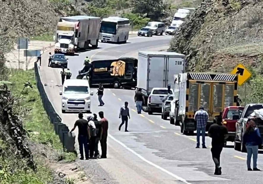 Ante los hechos, asistieron paramédicos de distintas corporaciones quienes brindaron atención a los sobrevivientes. Foto: Especial
