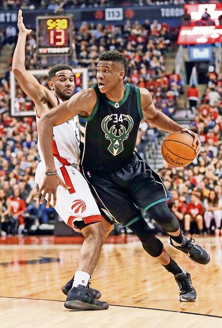 Giannis Antetokounmpo (34) lideró a Milwaukee (JOHN E. SOKOLOWSKI. USA TODAY SPORTS)